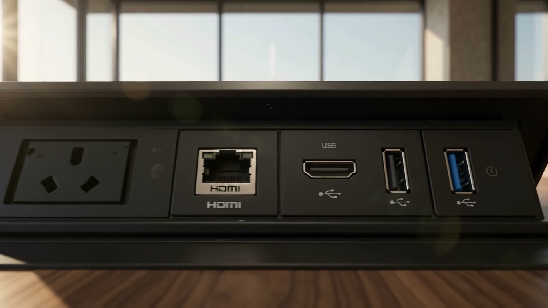 Detalhe das conexões HDMI, USB e rede de um painel de mesa iCON